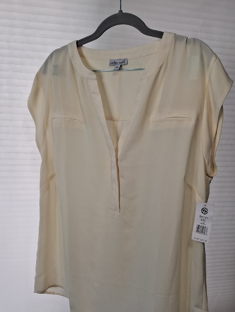 Eden & Olivia Pale Cream Split V-Neck Cap Sleeve Blouse Nwt
